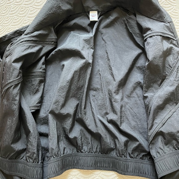 Reebok Classics Cropped Track Jacket 🖤🤍 - Picture 8 of 11